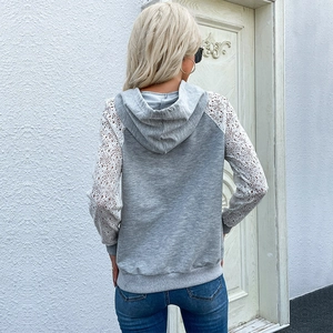 Sweat à capuche gris pour femme avec manches en dentelle blanche et cordon vue de dos
