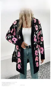Détail du motif floral sur le cardigan noir montrant la texture et les poignets