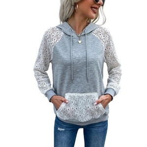 Sweat à capuche gris pour femme avec manches en dentelle blanche et poche avant élégante