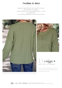 Détail du haut en maille gaufrée vert sauge avec col Henley boutonné et texture douce