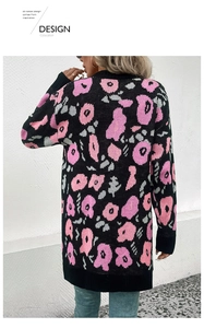 Détail du cardigan en maille avec dos à motif floral et ourlet côtelé en plein air