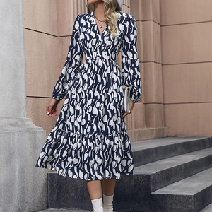 Robe longue bleu marine à col en V, manches longues, imprimé floral et taille ceinturée