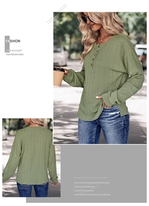 Détail d'un t-shirt Henley vert à manches longues avec texture en tricot losange et boutons