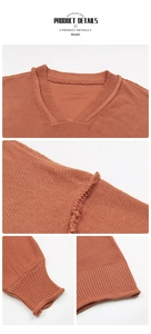 Détails du col en V et des coutures apparentes sur le pull en maille caramel