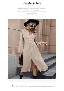 Dettaglio vestito beige maniche lunghe scollo a V con bottoni e spacco alto texture