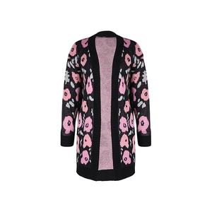 Détails du gilet en maille à fleurs roses et grises avec bords-côtes noirs