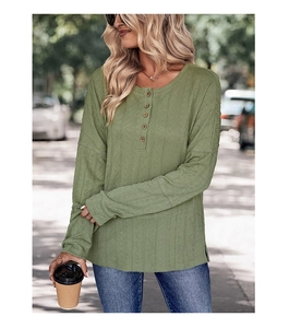 Vue détaillée du haut Henley en maille gaufrée verte avec encolure boutonnée et texture