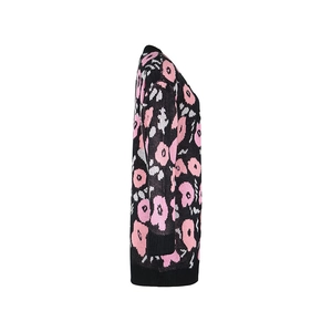 Gros plan du cardigan en maille fleurie montrant les bords noirs et les motifs roses