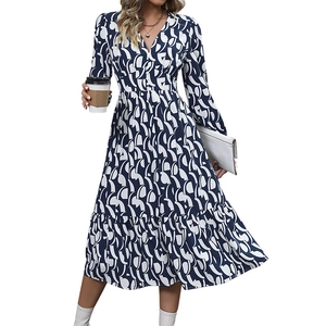 Robe midi bleu foncé à manches longues avec col en V et ourlet à volants étagés