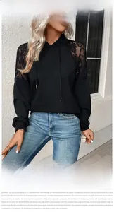 Detail van zwarte hoodie met gebloemde kanten mouwen en een capuchon met trekkoordjes