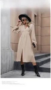 Dettaglio abito beige a maniche lunghe con scollo a V, bottoni e tessuto a coste
