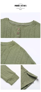 Détails d'un haut en tricot vert sauge avec encolure boutonnée et tissu texturé