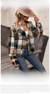 Détail d'une veste à carreaux vintage zippée pour femmes aux tons terre d'automne
