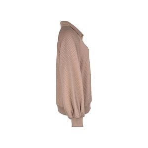 Vue détaillée d'un sweat-shirt matelassé rose poudré avec col à revers et poignets