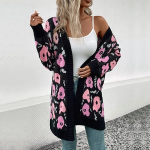 Gilet en maille noir pour femme avec motifs floraux roses et gris, style décontracté ouvert