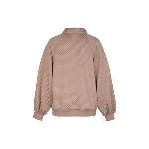 Vue arrière du sweat matelassé marron clair avec col montant et poignets côtelés