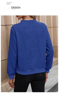 Vue de dos d'un sweat-shirt bleu roi ample avec un tissu texturé à losanges en relief