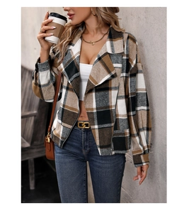 Détail d'une veste à carreaux marron avec texture laine et col rétro sur un mannequin