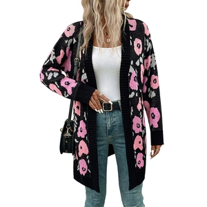 Gilet long en maille pour femme avec motif floral rose et gris au style décontracté