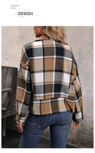 Vue arrière d'une veste à carreaux montrant la coupe ample et le motif marron tissé