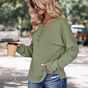 Haut en tricot vert sauge pour femme avec col Henley boutonné et motif en losange