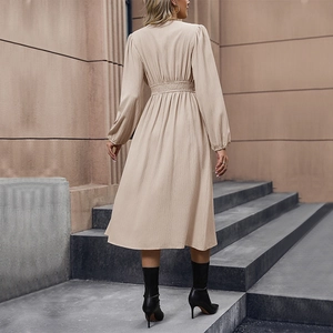 Elegante abito longuette a maniche lunghe con vita arricciata e trama beige