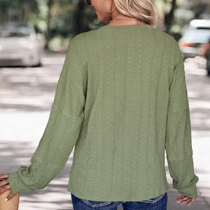 Pull en maille vert olive à col rond avec motifs verticaux texturés pour femmes