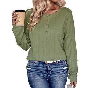 Haut tricoté vert pour femme avec col Henley à boutons et texture à rayures fines