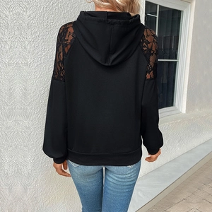 Zwarte dames hoodie met capuchon en elegante kanten bloemen details op de lange mouwen