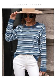 Détail de la texture en maille à rayures bleues et blanches d'un pull décontracté