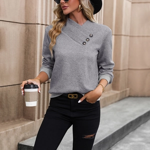 Sweat chic gris à manches longues avec maille texturée et col boutonné asymétrique