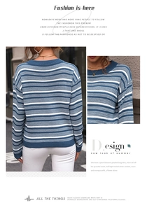 Détail du pull en maille rayé bleu et blanc avec col rond et manches longues ajustées
