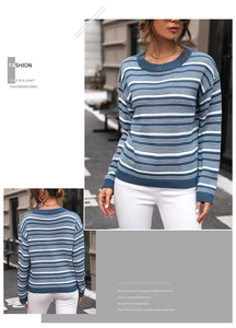 Détails de la texture tricotée à rayures bleues et blanches et de l'encolure de ce pull