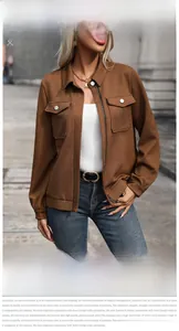Gros plan du cardigan marron à motif chevrons avec poches à boutons métalliques
