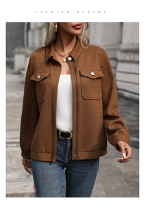 Détail de la veste marron avec texture géométrique gaufrée et fermeture zippée