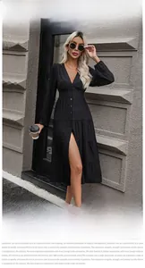Détail d'une robe à manches longues, col en V, boutons et fente latérale élégante