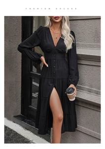 Vue détaillée du col en V élégant et de la boutonnière sur cette robe midi noire chic