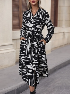 Schickes Midikleid mit schwarz-weißem geometrischem Druck, Reverskragen und Gürtel