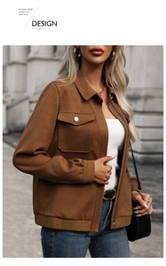Détail de la veste matelassée marron avec col à revers et fermeture éclair en métal