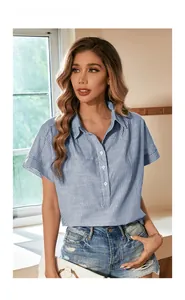 Détail de chemise rayée bleue et blanche à manches courtes avec col boutonné et revers
