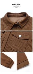 Détail de la texture sergé géométrique et poche à rabat sur veste marron à revers