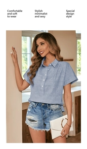 Détail d'une chemise à manches courtes rayée bleu et blanc avec col à revers et boutons