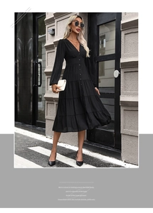Détail de la robe noire élégante à col en V et volants avec manches longues