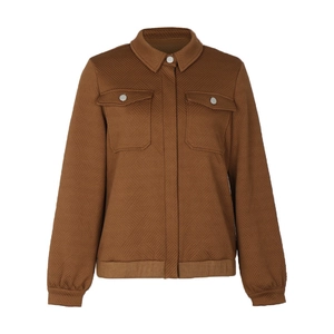 Détail d'une veste marron à revers avec tissu texturé géométrique et boutons en métal