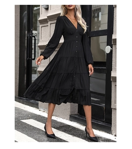 Détail de la robe mi-longue à volants col en V avec boutonnage et taille haute