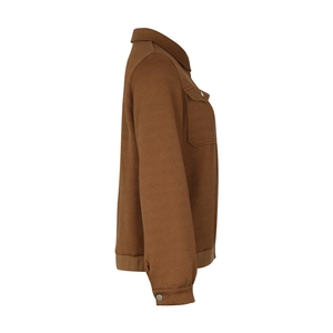 Détail d'une veste marron à revers avec un motif géométrique texturé et matelassé