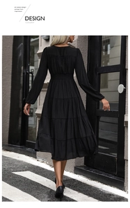 Vue extérieure d'une robe midi plissée noire à taille haute avec jupe à étages