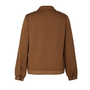 Vue arrière de la veste matelassée marron avec texture diamant et boutons aux poignets