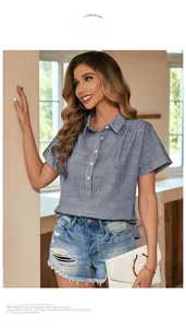 Détail d'une chemise rayée bleue à manches courtes et d'un short en jean avec un sac blanc