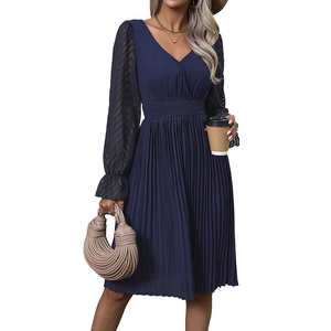 Élégante robe midi plissée bleu marine avec col en V et manches lanternes chic